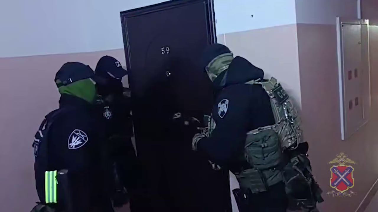 Дело о вовлечении подростков в проституцию в Волжском передали в суд Фигурантов пятеро Группу создали двое летом 2021 года Они арендовали помещение и искали людей Круглосуточный притон маскировали под салон массажа сообщает СУ СКР В проституцию привлекали девушек в том числе несовершеннолетних Клиентов встречали администраторы которые предлагали услуги и брали деньги Подписаться Перейти на сайт