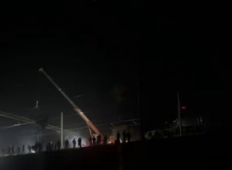 В Чиназском районе Ташкентской области с рельсов сошли вагоны грузового поезда 27 сентября 2025 года на перегоне в районе станции Алмазар железнодорожной станции Расулабад Чиназского района Ташкентской области с рельсов сошли два вагона грузового поезда перевозившего молочную продукцию В результате происшествия пострадавших нет Для ликвидации последствий были привлечены районное управление МЧС дежурные смены и профильные службы Из за инцидента движение высокоскоростных поездов Afrosiyob 769 Бухара Ташкент и 765 Самарканд Ташкент временно задерживалось Пассажиры прибыли в пункты назначения с опозданием К 21 30 технические неполадки были устранены движение полностью восстановлено и сейчас осуществляется по графику Подписаться на канал Узбекистан Online