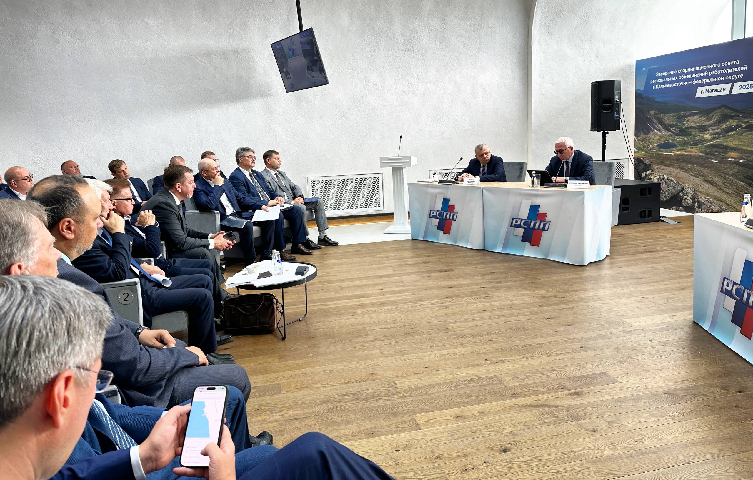 В Магадане начал работу Координационный совет РСПП в ДФО под председательством Александра Шохина. На заседании обсудили господдержку предпринимателей, работу по снижению административных барьеров и привлечению высококвалифицированных кадров. В Магаданской области благодаря поддержке Президента Владимира Путина, Правительства РФ создаются уникальные преференциальные условия для открытия новых предприятий, привлечения инвестиций и создания высокооплачиваемых рабочих мест. Они объединяют льготы особой экономической и свободной таможенной зон, территории опережающего развития, чтобы бизнесу было проще и выгоднее работать. Особое внимание — подготовке специалистов. Поддерживаем студентов СПО высокими стипендиями, создаём условия для обучения на лучшем оборудовании, практики на предприятиях и последующего трудоустройства. Даём молодёжи возможность оставаться на Колыме и строить здесь своё будущее, развивая регион.