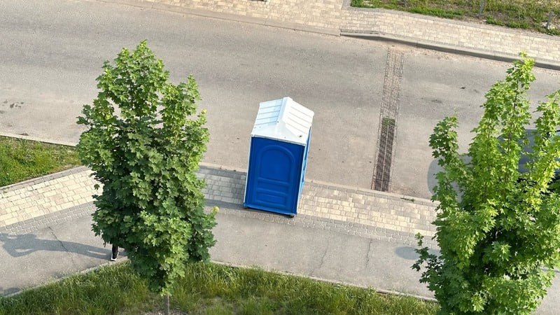 Жителям Новой Жизни в Белгороде поставили биотуалет из-за постоянных отключений воды Жителей микрорайона Новая Жизнь в Белгороде возмутили биотуалеты, которые управляющая компания поставила на тротуарах дворах домов из-за постоянных перебоев с водой. Своими мыслями о такой заботе белгородцы поделились в комментариях на странице губернатора. Как рассказала одна из жительниц микрорайона, в домах уже две недели нет воды из-за якобы плановых работ и порывов водопровода. Но вместо нормального водоснабжения жители получили биотуалеты под окнами квартир. «Когда у людей не будет проблем с водой? Почему запустили дома новые в эксплуатацию без необходимых мощностей? Искренне надеюсь, что вы прислушаетесь к жителям и их базовым нуждам», — пишет белгородка. На негодование девушки ответил и.о. руководителя Белоблводоканала Андрей Колесников, который заверил, что ремонт на сетях уже окончен, а подача воды запущена. Добавим, что Новая Жизнь — один из самых проблемных микрорайонов города, где регулярно возникают неполадки с водопроводом или канализацией. Новая жизнь — биотуалет к каждому дому! Поддержать бустом