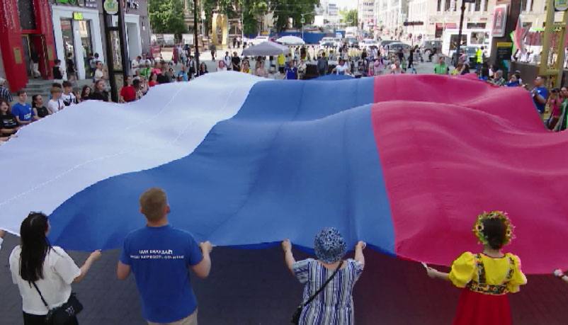 В честь Дня России в Екатеринбурге развернули огромный флаг Акцию провели волонтёры, которых после наградили за активность — добровольцы помогали жителям уральской столицы участвовать в голосовании за благоустройство парков по программе Формирования комфортной городской среды.