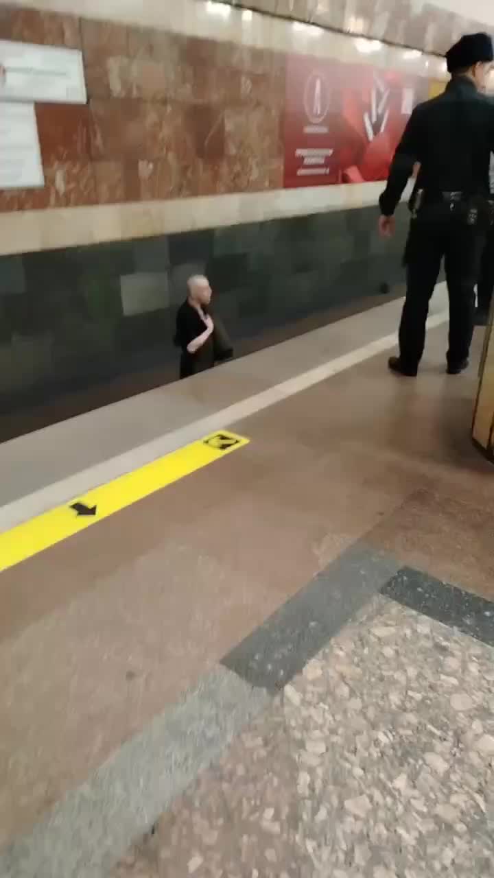 Необычный инцидент на станции Красный проспект: мужчина оказался на путях метро
