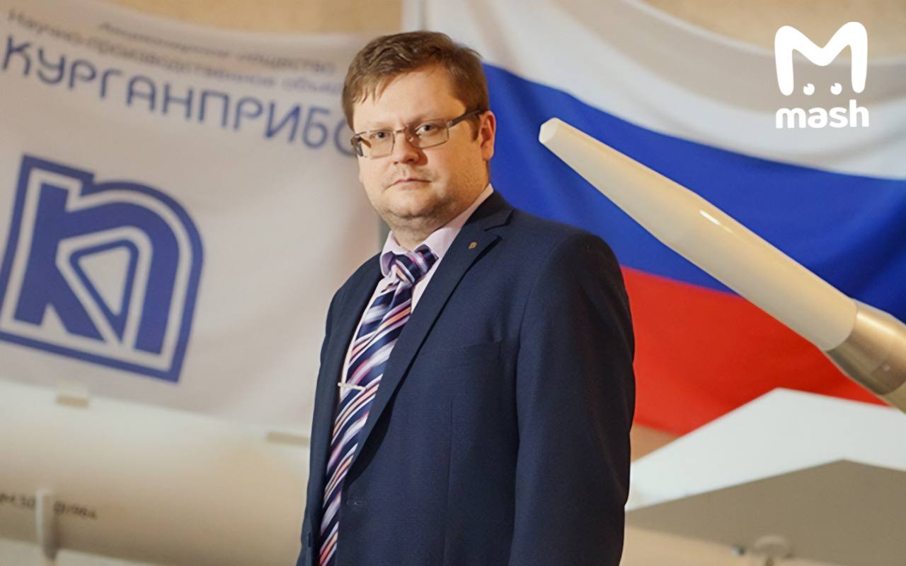 На руководителя крупнейшего оборонного предприяти НПО "Курганприбор" напали в подъезде собственного дома в Кургане. Неизвестный несколько раз ударил Андрея Кондратьева молотком по голове. По информации Mash, всё произошло вчера в одной из многоэтажек города. Примерно в 19:00 Кондратьев возвращался домой с работы, зашел в подъезд, там на него набросился мужчина. Он несколько раз ударил его молотком по голове и скрылся. Сейчас инженер в больнице. Напавшего ищут.