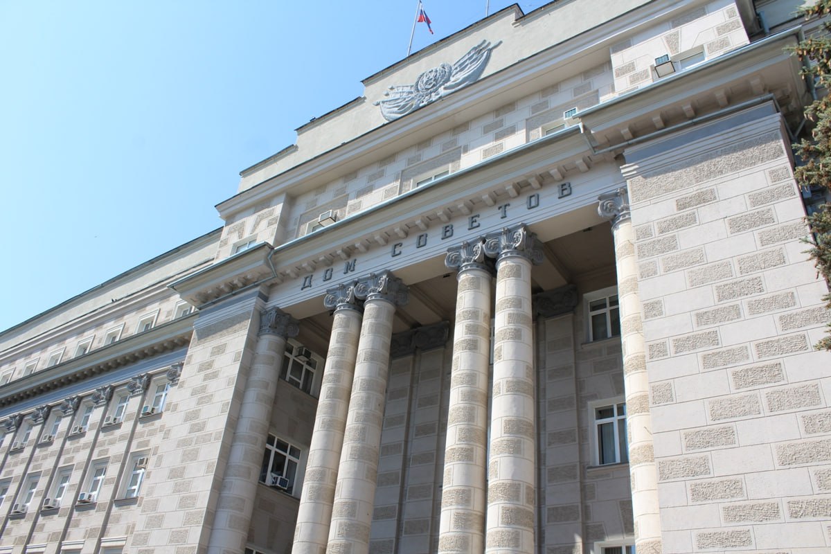 Оренбург Медиа В Оренбуржье появился демографический совет Указ о создании Совета по реализации государственной демографической и семейной политики в Оренбургской области подписал губернатор Евгений Солнцев Возглавила новый совещательный орган вице губернатор заместитель председателя правительства по социальной политике Лариса Боярская Основным направлением работы Совета станет координация работы органов власти муниципалитетов общественных и научных организаций в сфере демографии Также он займётся разработкой предложений по совершенствованию законодательства и мер поддержки направленных на улучшение демографической ситуации в регионе Подробности Оренбург подробнее на канале Оренбург Медиа