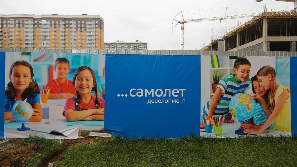 Акционеры девелопера "Самолет" одобрили решение не выплачивать дивиденды за 2024 год, говорится в сообщении компании. В последний раз "Самолет" платил дивиденды в 2022 году: 41 рубль на акцию на общую сумму 2,5 млрд рублей по итогам I квартала, еще столько же - за I полугодие. Но в качестве альтернативы дивидендам "Самолет" в 2023-2024 годах практиковал buyback. "Принимая во внимание длительную жесткую денежно-кредитную политику Банка России, обновление дивидендной политики произведем к середине 2025 года", - говорила в конце прошлого года гендиректор "Самолета" Анна Акиньшина. #smlt