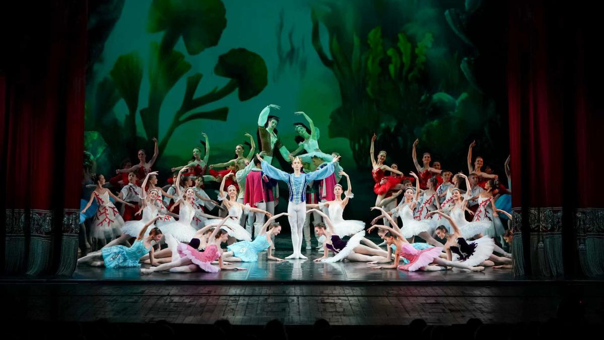 В честь юбилея Пермского хореографического училища были созданы две концертные программы Новый балет Жемчужина 6 поставленный для ученического коллектива Александром Мишутиным на музыку Жака Оффенбаха хореограф постарался сделать максимально насыщенным активными танцами проявив при этом чуть ли не безжалостность к юным исполнителям Никакой скидки на возраст всё по взрослому Балетоманы которые увидели обе гала программы ученическую и составленную из выпускников смогли проследить весь путь балетной звезды от первых пуантов до народного артиста Подробности события в материале Нового компаньона