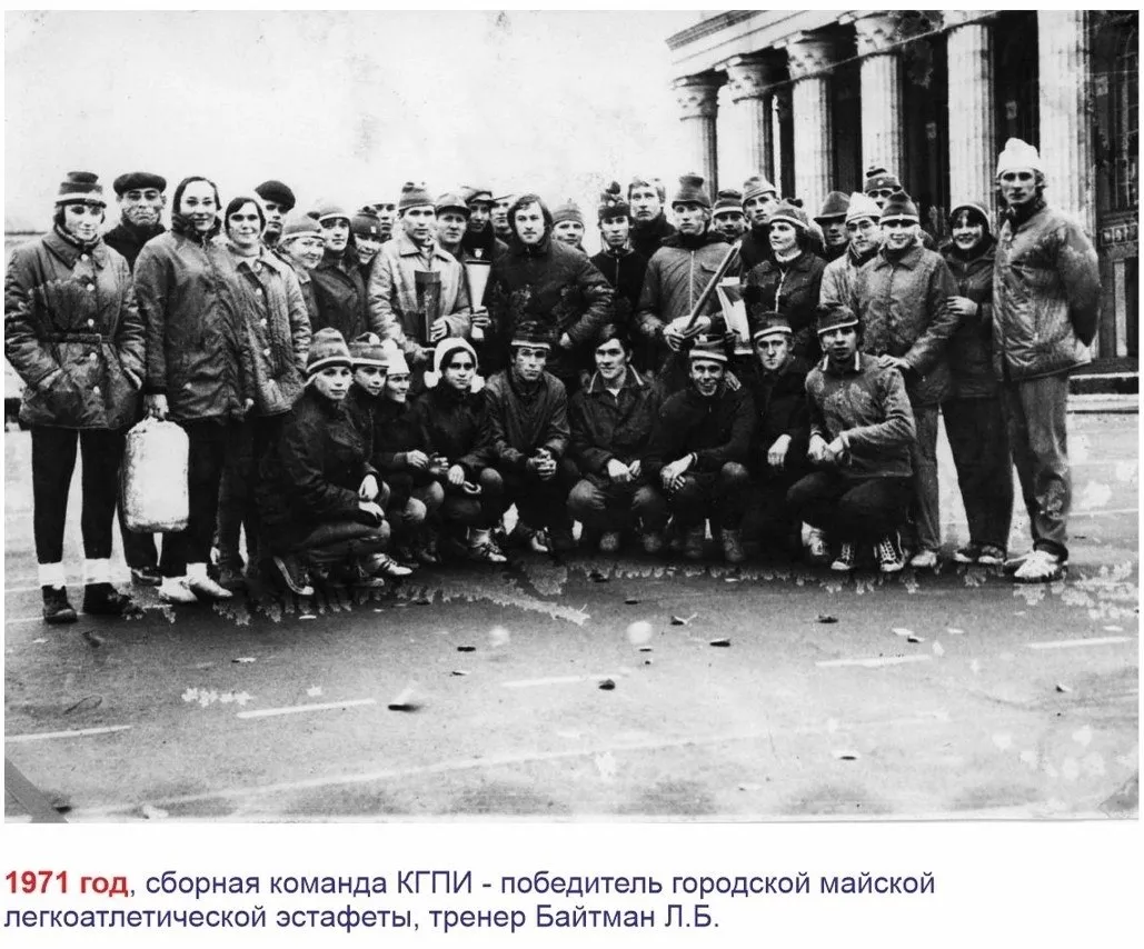 В Петрозаводске стартовала регистрация на ежегодную легкоатлетическую эстафету посвящённую Дню Победы Это не просто спортивное состязание а давняя городская традиция берущая начало в 1960 х годах которая объединяет поколения от студентов до рабочих коллективов Маршрут эстафеты как всегда пройдёт по центральным улицам города стартуя и финишируя на площади Кирова В прошлом году в забеге приняли участие сотни петрозаводчан и организаторы призывают всех желающих присоединиться к этому знаменательному событию Столица в МАКС Прислать новость Реклама