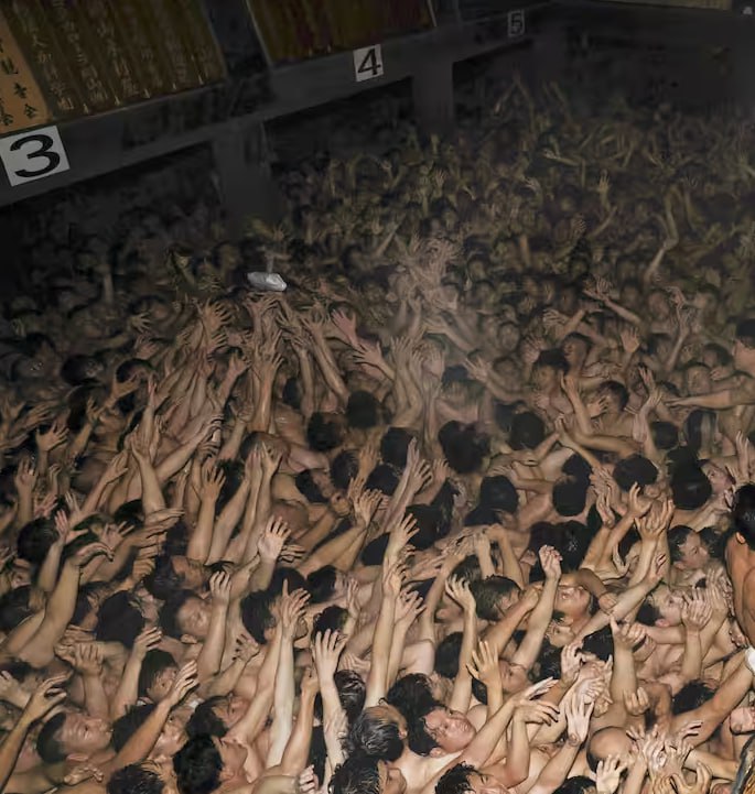 Тысячи мужчин на голом фестивале в Японии сошлись в схватке за священную палочку шестеро пострадали троих унесли без сознания Инцидент произошёл в храме Сайдайдзи Каннон ин в городе Окаяма По данным местных СМИ травмы люди получили во время давки Кульминация наступила около 22 00 когда из окна второго этажа главного зала выбросили священную деревянную палочку синги В этот момент на нее набросились тысячи мужчин в набедренных повязках и началась ожесточенная схватка Фестиваль Сайдайдзи Кайё известный как праздник обнаженных ежегодно собирает до 10 тыс участников Мужчины борются за сокровище которое по поверью приносит удачу  Традиции более 500 лет праздник проводят со времен периода Муромати а в 2016 году его признали важным нематериальным культурным наследием Японии РЕН ТВ ждет вас в MAX