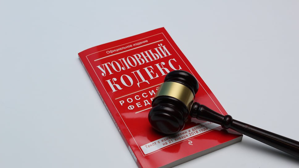 Краснодарских экс-адвокатов осудили по делу о мошенничестве  Ленинский районный суд Краснодара вынес приговор по делу о покушении на мошенничество и посредничестве во взяточничестве. Об этом сообщает объединенная пресс-служба судов Кубани.  По версии следствия, в октябре 2023 года адвокат Юрий Костенко, действуя через коллегу Андрея Бобровицкого, получил 1 млн руб. от несовершеннолетнего, подозреваемого в преступлении. Костенко утверждал, что деньги якобы предназначены сотрудникам территориального управления СКР для прекращения уголовного дела на стадии следствия. На деле передавать взятку он якобы не собирался.  Подписывайтесь на «Ъ-Кубань-Черноморье»