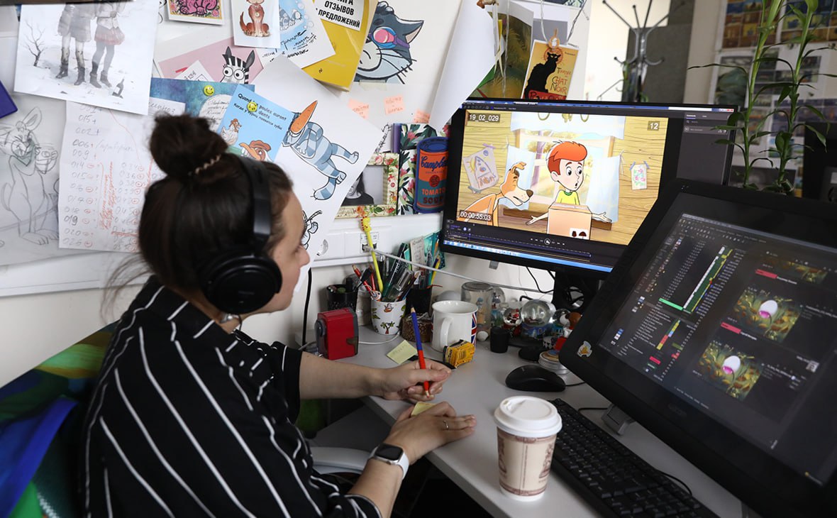 Производство мультфильмов будет полностью финансироваться государством Минкультуры предложило полностью субсидировать производство российской анимации распространив 100 госфинансирования на мультфильмы для детей и подростков Соответствующий законопроект внесен на рассмотрение правкомиссии сообщает Коммерсантъ Сейчас законодательство РФ предусматривает полное госфинансирование производства и проката художественных фильмов для детей и юношества при этом норма не распространяется именно на анимацию Себестоимость анимации за год выросла почти на 50 из за подорожания ПО технологий увеличения сроков производства и роста зарплат Представители Союзмультфильма ГК Рики и Ассоциации анимационного кино предупреждают что без расширения господдержки студии рискуют столкнуться со стагнацией Отрасль инициативу поддерживает По мнению участников рынка полное финансирование позволит снизить нагрузку на производителей обеспечить предсказуемые условия работы а также поддержать импортозамещение детского контента Подписывайтесь TEFI Russia