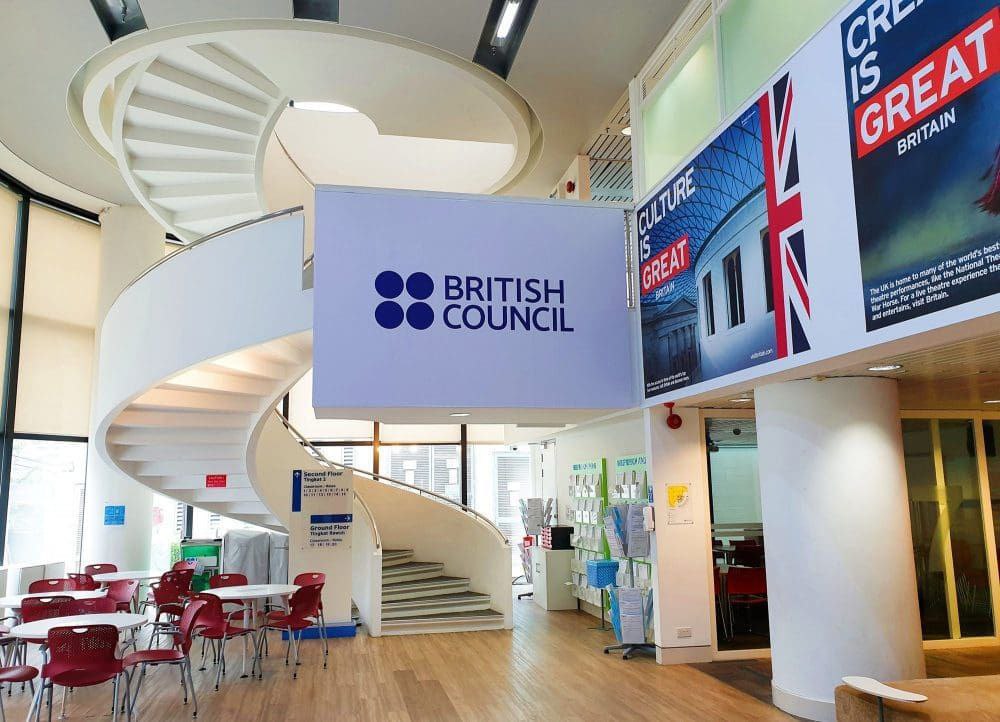 ВУЗы отказываются от признания языковых сертификатов англосаксонского British Council      К примеру, ВШЭ исключила результаты этого экзамена из списка тех, которые могут быть зачтены студентам по языковым дисциплинам. Ранее сертификат можно было использовать для зачёта по вступительным или факультативным предметам.      Несколько недель назад вся организация "Британского совета" была признана нежелательной в РФ. Почему - можно прочитать в посте-ссылке.      Теперь подтвердить знание языка можно сдав либо более аполитичный международный экзамен TOEFL, либо российский аналог "Лингвотест" . Его специально разработали отечественные лингвисты все той же ВШЭ.      Университетская среда, как кузница стратегических кадров, становится более патриотично-ориентированной.  «За Други Своя»