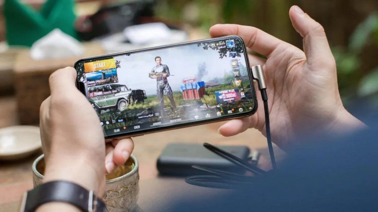 Школьник из Пакистана УБИЛ всю свою семью из за слитой катки в PUBG школьник ему всего 14 лет Он шизанулся после серии лузов и момента когда мать зашла в комнату и поругала его за беспорядок Ночью он достал мамин пистолет и расстрелял брата двух сестёр и саму мать Вместо смертной казни суд дал ему 100 лет тюрьмы