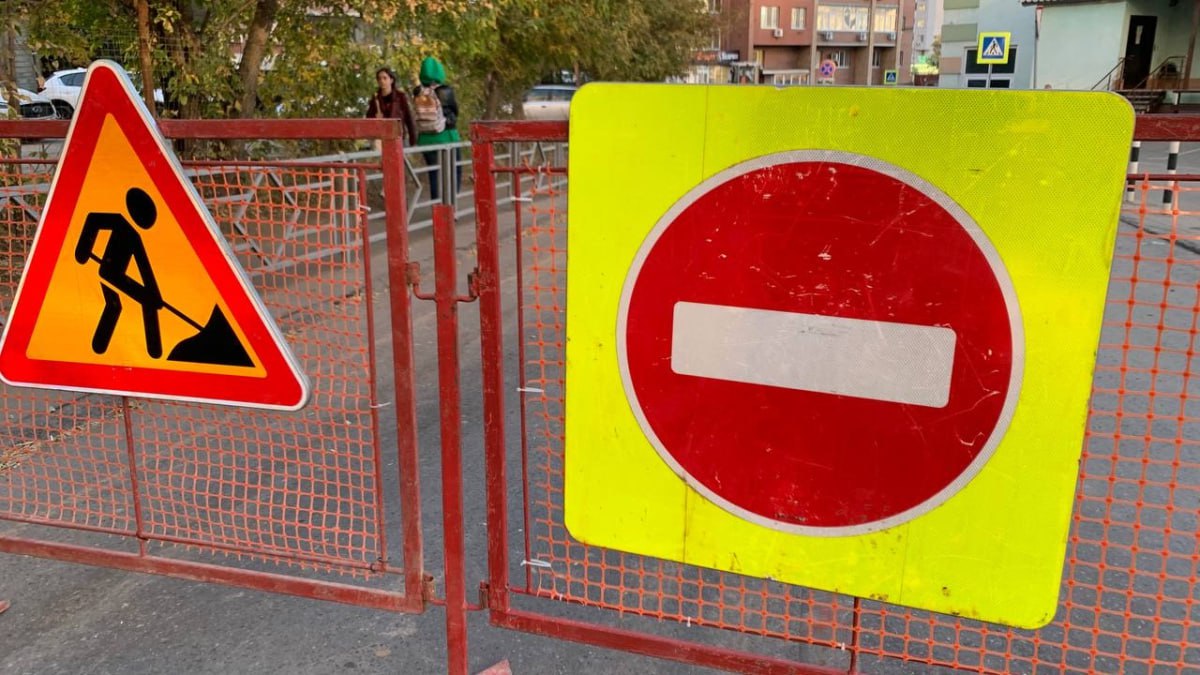 В Волжском районе ограничили движение грузовиков из-за ремонта дороги В селе Подъем-Михайловка Волжского района введено ограничение на движение грузовиков. Связано это с капитальным ремонтом дороги – участок длиною в 4 километра расположен на одной из главных магистралей населенного пункта, улице Сухова. Помимо замены полотна здесь планируется строительство тротуаров, установка световых опор, светофоров и дорожных знаков. На данный момент дорожники занимаются заменой водопропускных труб, находящихся под автомобильной магистралью. Работа ведется открытым способом, из-за чего на улице Сухова ограничили движение всего транспорта на месяц. Поток направлен в объезд через улицу Советскую. Впрочем, по просьбам сельчан областной Минтранс пошел еще на одну меру и ограничил движение большегрузов через Подъем-Михайловку. Жители побоялись, что временный маршрут негативно скажется на состоянии полотна на ул. Советской. Грузовикам вновь дадут зеленый свет, когда будет завершена замена инженерных коммуникаций. : ГТРК Самара