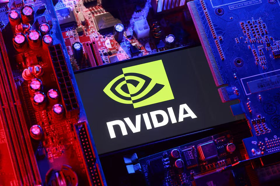 Трамп разрешил Nvidia поставлять чипы H200 в Китай Президент США Дональд Трамп объявил что американская администрация разрешит компании Nvidia возобновить экспорт чипов H200 Они будут поставляться утвержденным заказчикам в Китае и других странах при условии соблюдения требований нацбезопасности При этом 25 от сделок будут выплачиваться в бюджет США Аналогичный подход будет применяться к AMD Intel и другим крупным американским компаниям Ранее СМИ сообщали что китайские власти обязали центры обработки данных с госфинансированием использовать только произведенные в стране чипы искусственного интеллекта Новости Китая ЭКД