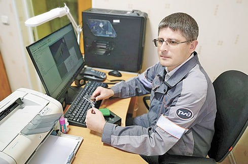 Главный по новшествам Почётной грамотой Северо Кавказской железной дороги награждён электромеханик по средствам автоматики и приборам технологического оборудования производственного участка Минеральные Вводы Грузовое дирекции по ремонту тягового подвижного состава Александр Горлачев Выпускник Ростовского университета путей сообщения начал карьеру на Астраханском тепловозоремонтном заводе а вот уже 13 лет работает на производственном участке Минеральные Воды Грузовое Александр не просто выполняет задачи а всегда ищет новые решения Самостоятельно освоил 3D моделирование печатает на принтере детали для ремонта локомотивов и обучает новичков благодаря ему молодые специалисты быстрее встают на рельсы Он активно занимается бережливым производством продвигает рационализаторские идеи участвует в разработке проектов с реальным экономическим эффектом А ещё его уважают за готовность прийти на помощь даже в выходной и за активную работу в профсоюзе Читайте все материалы выпуска