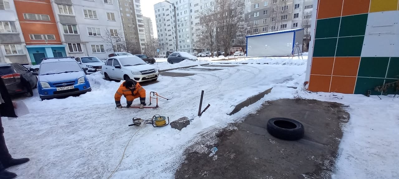 В Тамбове продолжают работу по освобождению городских земель от незаконно установленных блокирующих устройств.   Сегодня работы прошли во дворах многоквартирных домов на Чичерина,50 и Колхозной,91. Ранее блокираторы демонтировали также на дворовых территориях по Астраханской,184 и 188, Тамбов 4,20/7, Чичканова,18.    ‍  Работу проводят сотрудники дирекции городского хозяйства совместно с представителями территориальных управлений.    В соответствии с Правилами благоустройства городского округа Тамбов самовольная установка блокираторов на муниципальной земле запрещена. При выявлении таких конструкций их собственникам устанавливают срок для добровольного демонтажа.   «В случае отказа конструкцию убирают силами муниципального учреждения, а в отношении владельца может быть возбуждено административное производство по статье 19.1 КоАП РФ «Самоуправство», - поясняют теруправления на своих страницах в социальной сети «ВКонтакте».    С начала прошлого года в Тамбове было демонтировано более 100 блокираторов.