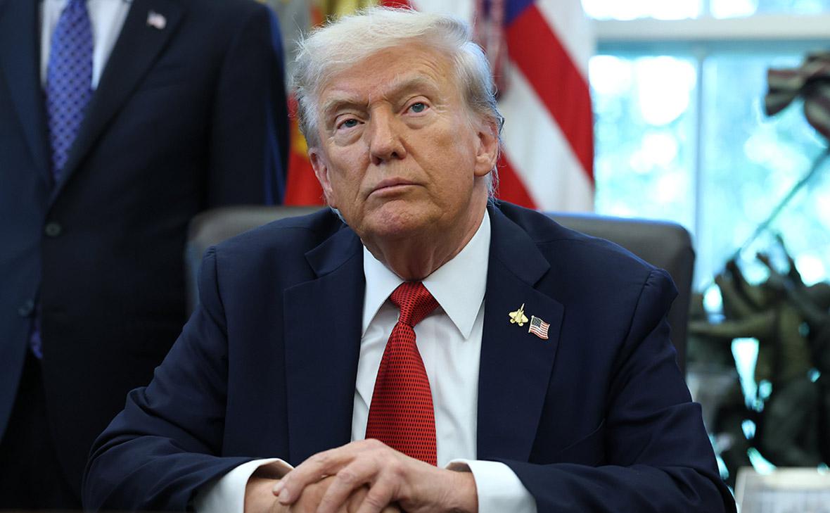 Трамп США стали ближе всего к завершению конфликта на Украине Об этом президент Соединённых Штатов заявил журналистам в Овальном кабинете Белого дома Американский лидер пожаловался что стороны украинского урегулирования меняют позицию в процессе переговоров После очередного раунда встреч в Берлине он сообщил что сторонам удастся сблизить позиции Мы должны привести их к единению Но я думаю что это сработает переговоры хорошие сказал он Президент США также отметил что у него состоялись продуктивные переговоры с европейскими лидерами по поводу ситуации на Украине Дональд Трамп упомянул глав Германии Италии НАТО Финляндии Франции Великобритании а также Норвегии Дании и Нидерландов Глава Белого дома рассказал что пообщался с Владимиром Зеленским Он не стал уточнять когда состоялся разговор Кроме того американский лидер подчеркнул что Россия хочет добиться завершения конфликта на Украине Подписаться на Говорит Москва Telegram VK MAX