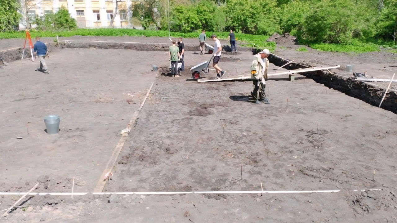 На Троицкой улице в Великом Новгороде начались раскопки на месте строительства пятизвёздочной гостиницы между школой №20 и лодочной станцией у Белой башни. Площадь раскопа составляет 300 квадратных метров, а мощность культурного слоя превышает 3 метра. Археологи уже исследовали слои XIII-XX веков и обнаружили предметы из чёрного и цветных металлов, кости, стекла, камня и глины. Среди массовых находок фрагменты керамических сосудов, обрезки кожи. В раскоп попала центральная часть большой усадьбы. Судя по значительной концентрации статусных находок свинцовые печати, древнерусские и западноевропейские пломбы, украшения, писало можно заключить, что на исследуемой территории проживали зажиточные люди, имевшие отношение к торговле и властным структурам. Раскопки будут продолжаться на этом месте ещё два месяца. Ожидаются новые открытия по исторической топографии этого участка древнего Новгорода. Станислав Шульцев