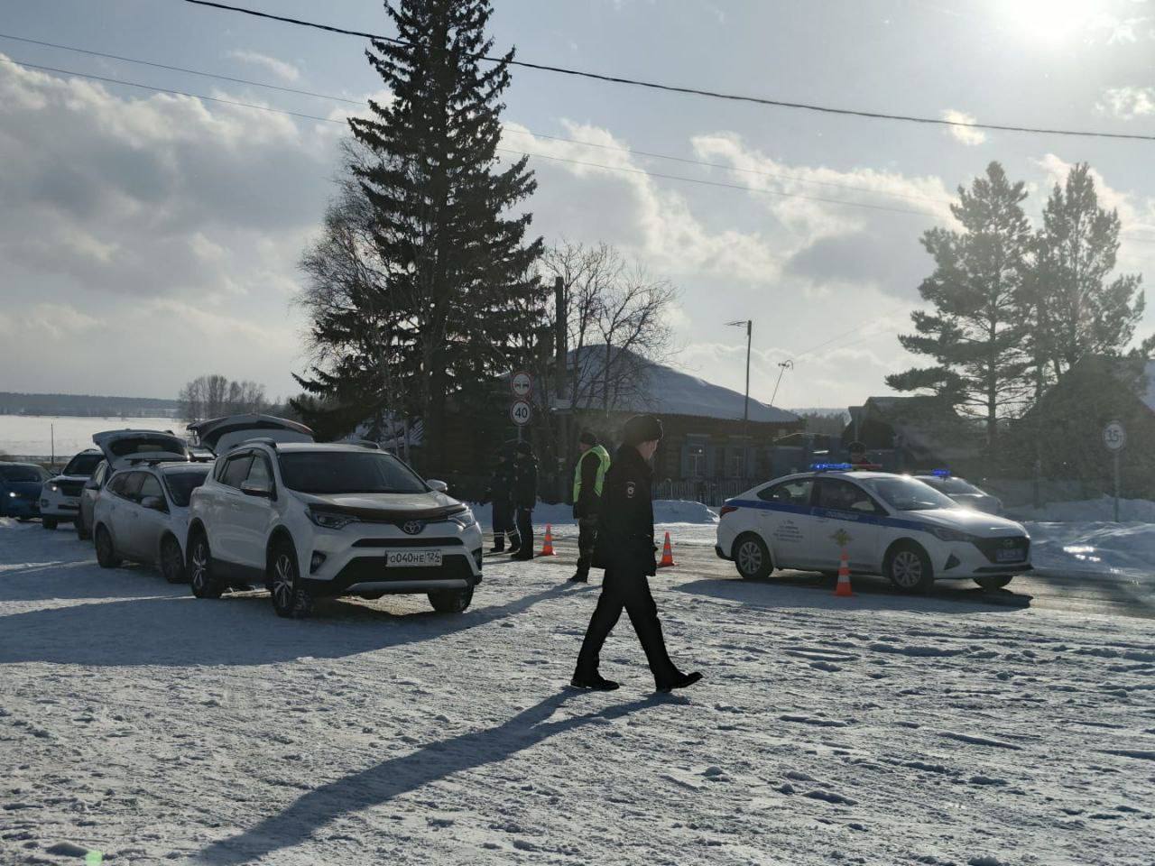 В Уярском районе полицейские провели масштабный профилактический рейд с использованием спецтехники  В течение трех дней 6  5   сотрудников органов внутренних дел провели ряд оперативно-профилактических мероприятий, направленных на предупреждение, пресечение противоправных деяний, а также обеспечение правопорядка и общественной безопасности граждан на территории Уярского района.   Итоги:  -  проверены 30 лиц, состоящих на учете в МО МВД России «Уярский»; - по линии охраны общественного порядка выявлено 9 административных правонарушений; - выявлено 115 административных правонарушений по линии БДД - составлено 9 протоколов об административных правонарушениях в сфере миграции; -  проверен адрес, по которому зарегистрированы иностранцы. Выяснилось, что двое граждан Азербайджана по данному адресу не проживают. В настоящее время проводится проверка, решается вопрос о возбуждении уголовного дела по ст. 322.3 УК РФ.  - установлена причастность женщины 1970 г.р. к совершению преступления в сфере незаконного оборота наркотиков.    Подробнее на нашем сайте.       ГУ МВД России по Красноярскому краю