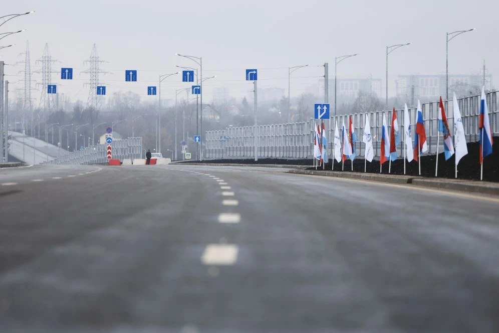 Вячеслав Федорищев дал старт движения по магистрали Центральная в Самаре В среду 3 декабря губернатор Вячеслав Федорищев принял участие в торжественном открытии движения на участке магистрали Центральная в Самаре Ее первый этап участок от Ракитовского шоссе до автодороги Обводная г Самары завершен Я поздравляю всех кто принимал участие всех кто помогал этому большому процессу Это важное для города событие Об этой дороге мечтали жители Самары еще когда город назывался Куйбышевом мечтали десятилетиями Проект магистрали Центральная появился в генплане развития Куйбышева в далеком 1965 году И за это время много было инициатив предложений подходов к снаряду Самое главное что этот процесс начался и сегодня мы открываем первый этап отметил глава региона Строительство первого этапа магистрали началось в 2023 году Вячеслав Федорищев подчеркнул несмотря на непростую экономическую ситуацию удалось обеспечить проект финансированием из регионального бюджета и довести работы до завершения в срок Также он сообщил о том что второй этап строительства и реконструкции магистрали начнется уже в следующем году Этот проект будет продолжаться до того периода когда мы полностью магистраль Центральную не сделаем в том качестве которое требуется для системного развития нашего города добавил губернатор Наша задача не снижать темпов дорожного строительства В этом году в нормативное состояние приведено более 500 км дорог Дальше будем активно развивать дорожную инфраструктуру Вячеслав Федорищев выразил благодарность за добросовестную работу дорожным строителям Обращаясь к руководству сотрудникам компании подрядчика ООО ДСК Трансстрой ко всем специалистам принимавшим участие в строительстве он подчеркнул Вы не подвели город не подвели жителей Это действительно очень хорошая работа Особо отличившимся специалистам глава региона вручил региональные награды почетные грамоты и благодарности губернатора Самарской области Протяженность участка первого этапа магистрали более 14 км выполнена реконструкция свыше 11 км и строительство 2 8 км дороги Число полос движения от 4 до 6 В городской части дороги оборудованы тротуары с велодорожками шумозащитные экраны остановочные пункты освещение пешеходные переходы Также построены два городских путепровода Первый длиной 66 2 м на пересечении проспекта Карла Маркса и железнодорожных путей Куйбышевской железной дороги в районе станции Дачная второй 45 1 м на пересечении магистрали Центральная и ул Садовой пгт Петра Дубрава По словам заместителя директора ООО ДСК Трансстрой Алексея Зотова при строительстве потребовалось переустройство линий электропередачи коммуникаций сетей газоснабжения все было выполнено во взаимодействии с ресурсоснабжающими организациями Все работы по первому этапу магистрали завершены в срок Губернатор подчеркнул значимость объекта который обеспечивает большое количество населенных пунктов качественной дорогой позволяет грузопотоку правильно распределиться и меньше загружать основную городскую дорожную сеть Это только первый этап Когда мы реализуем полностью весь проект магистрали Центральной это будет по настоящему трансформация транспортной схемы движения в городе добавил он Со следующего года начнем второй этап это большой объем работ Помимо улучшения качества дорог как сообщил глава региона планируется развивать метро и трамвайную сеть Пресс служба Правительства Самарской области ГТРК Самара MAX lВК lОК lСАЙТ