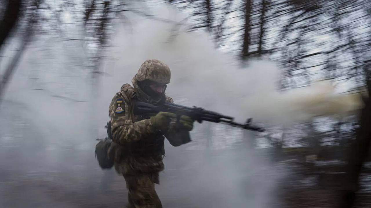 В ближайшие три года война на Украине не закончится, — президент Литвы Об этом Науседа заявил после прибытия на саммит ЕС в Брюсселе. «Я надеюсь, что решение по войне в Украине будет найдено до следующего периода многолетнего бюджета ЕС начнётся в 2028 году. – Ред. . Но сейчас я не слишком оптимистичен. Я не вижу света в конце тоннеля», – сказал Науседа.