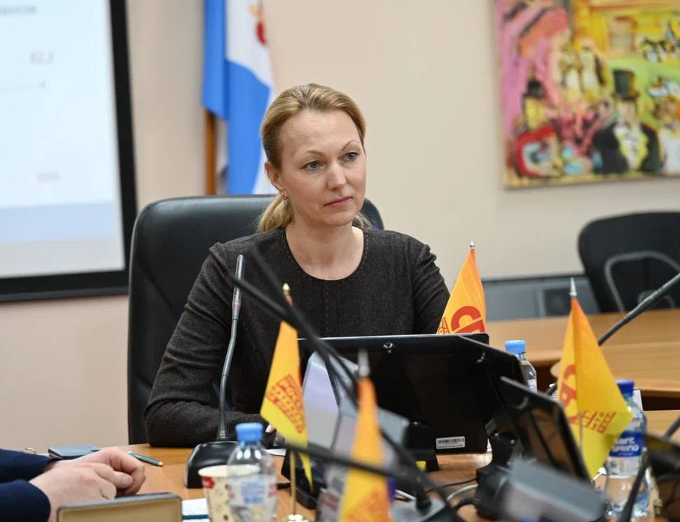 Партия СПРАВЕДЛИВАЯ РОССИЯ за ежеквартальную индексацию пенсий Партия СПРАВЕДЛИВАЯ РОССИЯ внесла в Госдуму законопроект о переходе на ежеквартальную индексацию страховых и социальных пенсий с учетом реальной инфляции Инициативу представил Председатель Партии Сергей Миронов Сегодня пенсии индексируются лишь раз в год но цены на продукты лекарства и ЖКХ растут постоянно Поэтому партия предлагает пересматривать выплаты каждые три месяца по официальным показателям инфляции Как отмечает Сергей Миронов действующая система приводит к отстающей индексации когда прибавка быстро съедается новым ростом цен Инициативу поддержали и в Пермском крае Для нашего региона этот вопрос особенно чувствителен значительная часть жителей пенсионеры и рост цен ощущается ежедневно Ежеквартальная индексация это более честный и понятный механизм сохранения покупательной способности пенсий Такие решения должны приниматься с опорой на реальную экономическую ситуацию и интересы людей старшего поколения Регулярная корректировка пенсионных выплат позволит повысить социальную защищенность граждан и укрепить доверие к пенсионной системе за счет прозрачного и предсказуемого подхода к индексации прокомментировала Председатель Совета регионального отделения Партии СПРАВЕДЛИВАЯ РОССИЯ депутат Законодательного собрания Пермского края Вероника Куликова