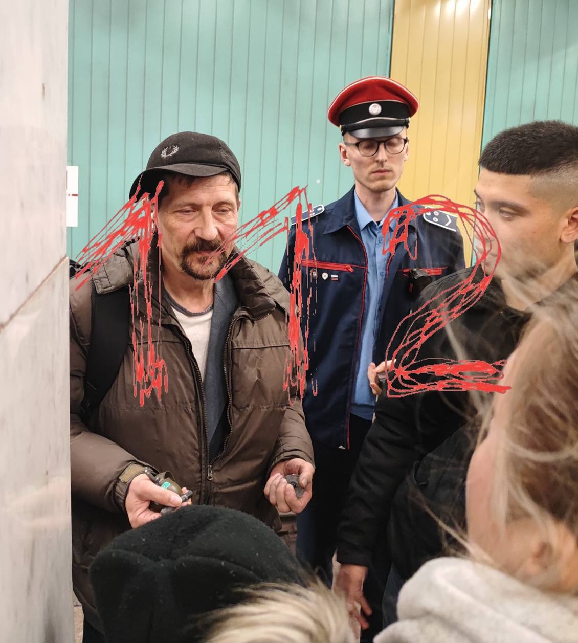 Граната в метро Мужчина взорвал страйкбольную гранату в вагоне метро в Москве Инцидент произошел сегодня днем на станции Юго Западная предварительно неизвестный зашел в вагон с двумя гранатами в руках и взорвал одну из них Как рассказывают очевидцы осколками задело ребенка Мужчину задержали Проводится проверка