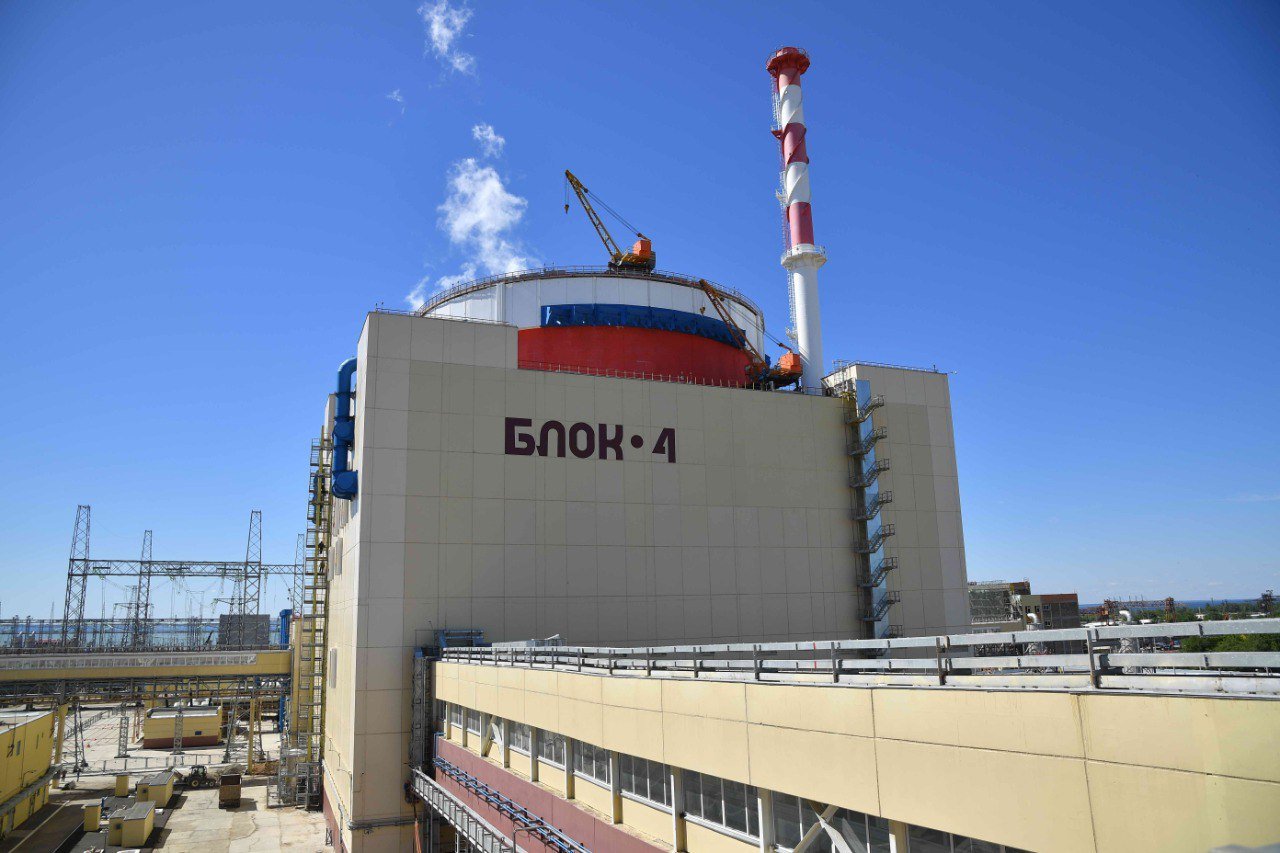 Энергоблок №4 Ростовской АЭС отключили от сети. Как пояснили в пресс-службе станции, объект вывели «в планово-предупредительный ремонт с элементами модернизации». Специалисты проведут капремонт реакторной установки. Для этого полностью выгрузят топливо из активной зоны, отремонтируют основное оборудование реакторной установки и всех трех систем безопасности. «Все работы планируем завершить до наступления пикового потребления электроэнергии на юге России, которое приходится на июль и август», - подчеркнул директор Ростовской АЭС Андрей Сальников. Фото — Ростовская АЭС Подписаться Прислать новость