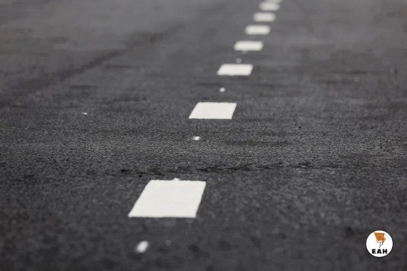 В Челябинске начали подготовку к ремонту крупной дороги на северо западе Речь идет об улице Молодогвардейцев Администрация города объявила аукцион на проведение проектно изыскательских работ для капитального ремонта участка от Профессора Благих до Комсомольского проспекта Начальная цена контракта составляет 27 млн рублей Подрядчику предстоит определить объем и перечень работ Проектом должны быть предусмотрены замена асфальтового покрытия и организация велодорожек Также подрядчику необходимо будет рассмотреть возможность устройства инфраструктуры для размещения архитектурно художественной иллюминации Работы по проектированию и получению положительного заключения Госэкспертизы должны быть завершены до 12 марта 2027 года Подписаться на канал ЕАН Челябинск