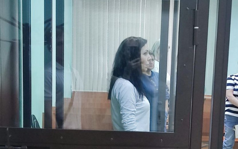 Оставили в СИЗО В Ижевске суд оставил под стражей бывшего главного врача и бывшую главную медсестру Республиканского клинического онкологического диспансера которые обвиняются в получении взяток и использовании поддельных документов Напомним по версии следствия Виктор Заварзин и Екатерина Собина действуя в сговоре незаконно получали деньги от представителя компании поставщика медоборудования за покровительство по службе и лоббирование интересов а также за обеспечение заключения с указанной фирмой организацией контрактов Фото Объединенная пресс служба судов Удмуртии izhlife ru Удмуртия Ижевск