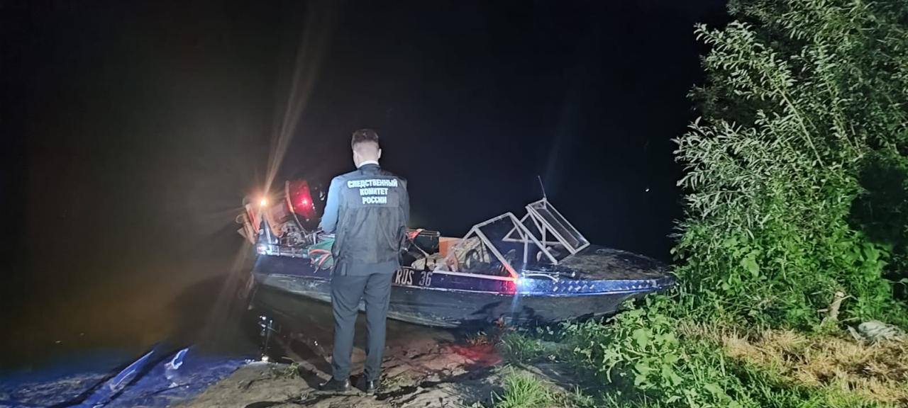 ‼ В Воронежской области возбуждено уголовное дело о нарушении судоводителем правил безопасности движения и эксплуатации водного транспорта Воронежским следственным отделом на транспорте Западного межрегионального следственного управления на транспорте Следственного комитета Российской Федерации по факту смертельного травмирования мужчины 1959 года рождения в результате наезда маломерного судна возбуждено уголовное дело по признакам преступления, предусмотренного ч. 2 ст. 263 УК РФ нарушение правил безопасности движения и эксплуатации водного транспорта, повлекшее по неосторожности смерть человека . Вечером 16 июля 2025 года судоводитель, управляя маломерным судном в акватории реки Дон в городе Нововоронеже Воронежской области, не имея права управления и находясь в состоянии алкогольного опьянения, допустил наезд на купающегося в реке мужчину. От полученных травм купающийся скончался. Следователем проведён осмотр места происшествия, организован комплекс проверочных мероприятий, направленных на установление всех обстоятельств произошедшего.