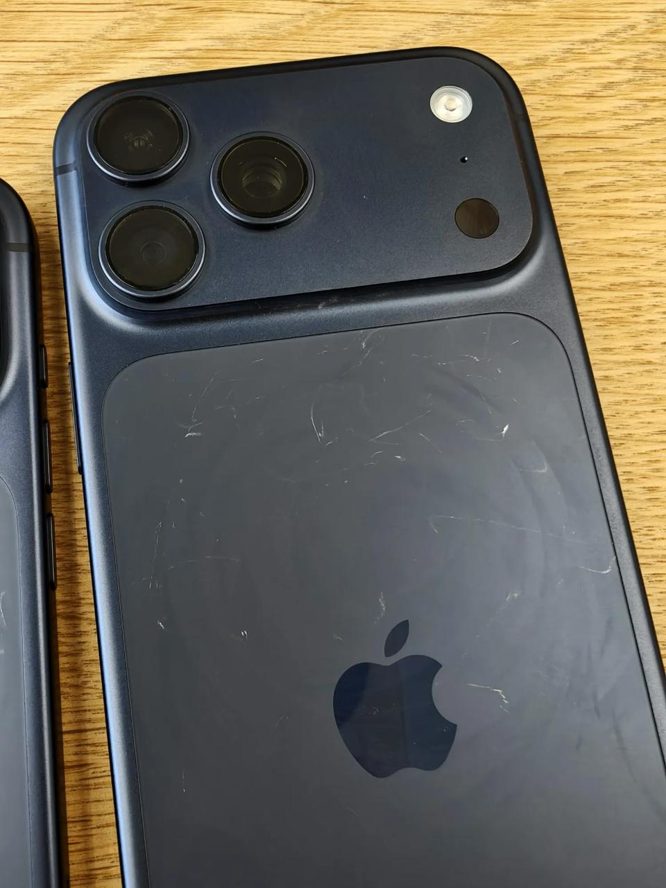 Apple советует убирать царапины с iPhone 17 Pro солью С первыми покупателями iPhone 17 Pro случился неожиданный сюрприз смартфоны начали покрываться заметными царапинами буквально за часы пребывания на витринах фирменных магазинов Apple Журналисты Bloomberg узнали что компания дала персоналу необычную рекомендацию протирать корпуса гаджетов специальным раствором с добавлением соли Как утверждает Марк Гурман речь идёт о смеси стандартного чистящего средства и морской соли Издание 9to5Mac протестировало метод в действии обработанные таким раствором царапины действительно исчезли с поверхности задней крышки iPhone 17 Pro При этом Apple настаивает что корпуса из анодированного алюминия устойчивы к повреждениям а следы на смартфонах это якобы результат контакта с изношенными магнитными держателями В некоторых китайских магазинах уже начали использовать силиконовые накладки для защиты гаджетов от новых отметин Пока в Apple считают проблему несерьёзной и не планируют никаких масштабных мер Но факт остаётся фактом ещё не успевшие попасть к владельцам флагманы уже стали обсуждаемым источником головной боли appleinside apple appleinside iphone17pro iphoneair
