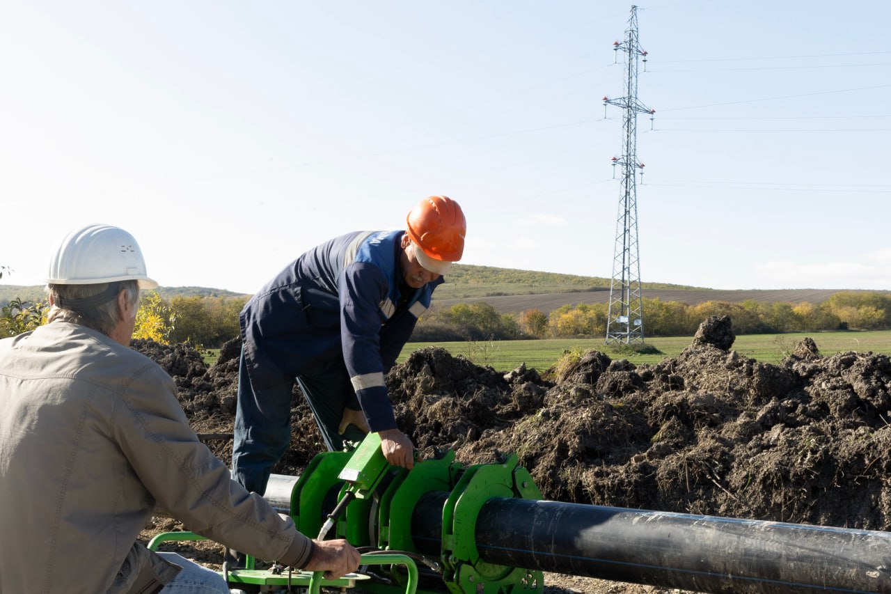 Одной из приоритетных задач органов власти Республики Крым остается обеспечение населения водой что предполагает содержание и обслуживание соответствующей инфраструктуры В настоящее время в муниципалитетах проводится ревизия сетей водоснабжения анализируется число аварий за последние три года для выявления причин и факторов способствующих их возникновению определяются участки и оборудование которое подлежит замене Напомню в прошлом году было принято решение о выделении по 200 млн рублей в год в течение трех лет на Бахчисарайский район где должно быть налажено централизованное водоснабжение в 31 населенном пункте На данный момент ведется работа по модернизации сетей водоснабжения города героя Керчи и Симферопольского района На эти цели будет направлено 258 млн рублей В микрорайоне Аджимушкай необходимо обновить техническое оснащение насосной станции построить порядка 7 км разводящих сетей Это позволит полностью решить вопрос водоснабжения для 5 тысяч жителей В Симферопольском районе в результате строительства разводящих и подводящих сетей будут обеспечены водой жители населенных пунктов района Доброе Буки и массива Украинка Помимо этого в ряде районов будет произведена дополнительная разведка и оценка подземных вод определены уровни имеющихся водоносных горизонтов и перспективы для населенных пунктов которые сейчас снабжаются водой путем организованного подвоза