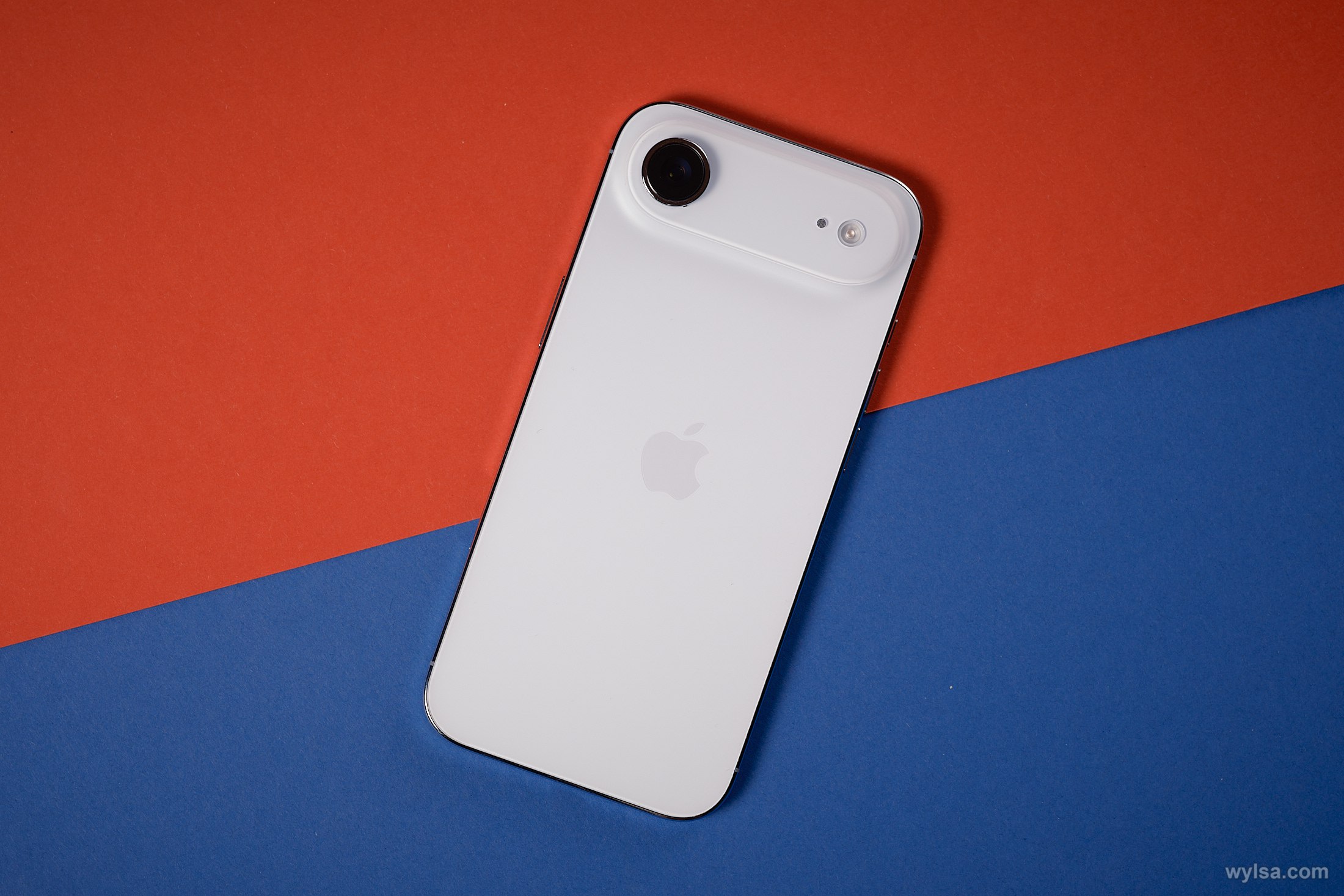 Китайские производители смартфонов отменили свои Эйры Xiaomi OPPO и vivo к нынешнему моменту не выпустили свои тонкие смартфоны и видимо не собираются DigiTimes сообщает что китайские производители заморозили проекты про разработке собственных Air моделей Причина очевидна плохой пример в лице Apple и Samsung Многочисленные утечки говорят о том что южнокорейская компания уже отменила разработку Galaxy Edge S26 и прекратила производство Edge S25 из за крайне низких продаж Ситуация с iPhone Air интереснее Релиз в Китае отметился тем что первая партия разошлась за несколько часов Однако по слухам общие продажи смартфона не соответствуют ожиданиям Apple Вероятно именно это сподвигло компанию выпускать новую модель раз в пару лет Автор Матвей Филькин