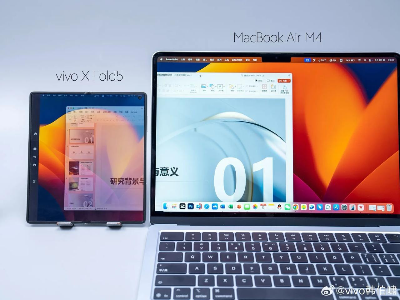 Vivo X Fold 5 станет первым Android-смартфоном с поддержкой Apple Watch и AirPods Согласно официальным заявлениям компании, часы смогут отображать все уведомления поступающие на смартфон, а также получать данные из приложения vivo Health. Интеграция будет происходить через учётную запись iCloud. Заявлена поддержка iCloud Drive, синхронизация фото и работоспособность всех других функций. Но это ещё не всё — каким-то образом Vivo смогла подружить X Fold 5 с AirPods, включая поддержку пространственного аудио с красивым сопряжением, а также научила смартфон принимать звонки с iPhone и работать как внешний дисплей для Mac. Скорее всего, компании удалось реализовать поддержку умных часов без официальных API, с частичным обходом ограничений. Вполне вероятно, что в будущих обновлениях эта «совместимость» может быть заблокирована со стороны Apple.
