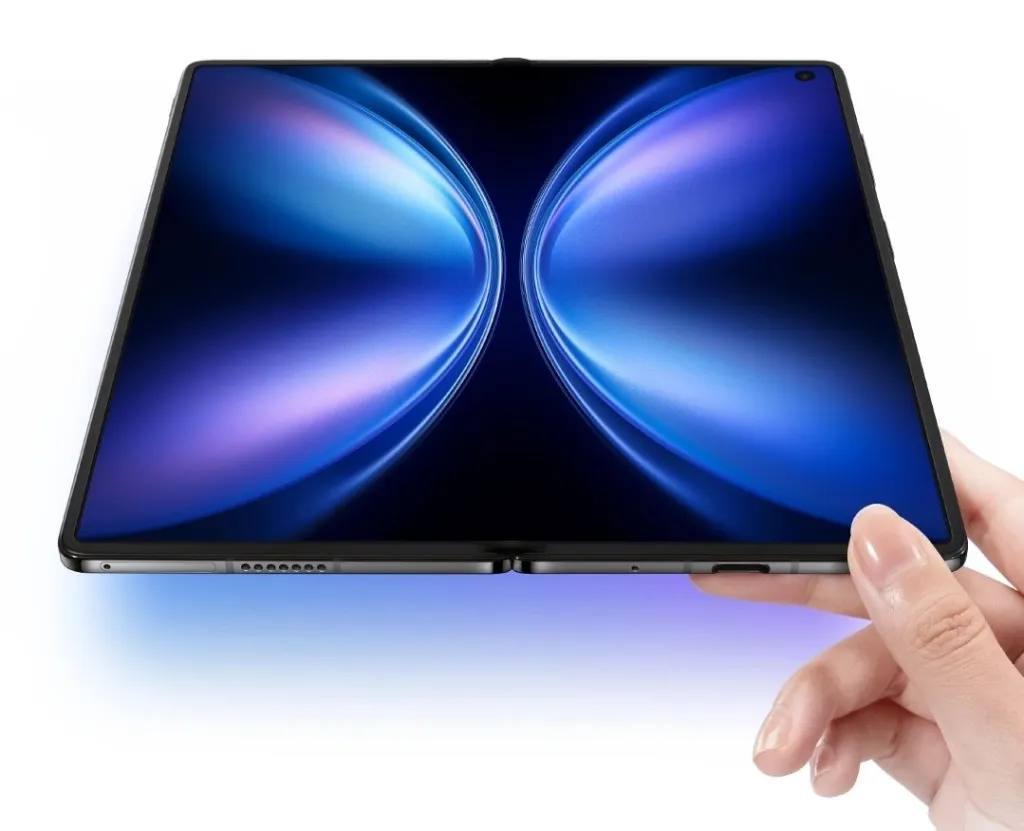 Состоялся официальный анонс Vivo X Fold 5 Смартфон стал самым тонким и лёгким Fold-смартфоном на рынке: его толщина составляет всего 9,2 мм, а вес — 217 г. Vivo X Fold 5 также является первым Android-смартфоном с полной поддержкой Apple Watch, AirPods, а также возможностью работать в роли второго экрана для Mac. Подробные характеристики: • Дисплеи: внутренний — 8,03" 2480×2200 AMOLED 120 Гц, внешний — 6,53" 2748×1172 AMOLED 120 Гц • Чипсет: Snapdragon 8 Gen 3 • Камеры: 50 Мп + 50 Мп ширик + 50 Мп телевик + 20 Мп селфи • Память: 12/256, 12/512 ГБ + 16/512, 16/1024 ГБ • Связь: 5G, NFC, Wi-Fi 6E, Bluetooth 5.4 • Биометрия: сканер отпечатков в кнопке питания; • Водозащита: IP59+; • Аккумулятор и зарядка: 6000 мАч, 80 Вт, 40 Вт беспроводная • Цена: от 6999 юаней ~76 400 ₽