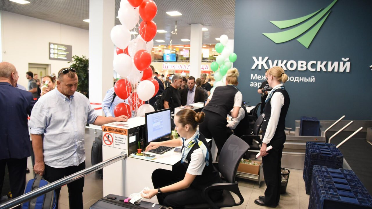 Первый рейс из России в израильский курорт Эйлат отправился из Жуковского Торжественная церемония в аэропорту Жуковский отметила запуск первого рейса авиакомпании Red Wings из Москвы в Эйлат. Этот рейс стал первым после пятилетнего перерыва. Согласно словам дипломата, все технические препятствия для поездки в Израиль сняты - виза не требуется, достаточно лишь получить электронное разрешение на въезд, действующее два года. Помимо прямых рейсов в Тель-Авив, теперь открыты и рейсы в Эйлат. Рейс регулярный, будет выполняться по четвергам. Время в пути – около 7,5 часов. Стоимость билета с багажом в один конец – от 20 000 рублей, в оба – от 34 000 рублей.