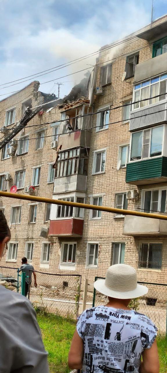 Взрыв в пятиэтажном доме в городе Ершове Саратовской области. Предварительно, разрушено и повреждено несколько квартир. Информации о пострадавших пока нет. Предварительная причина взрыва - утечка бытового газа.