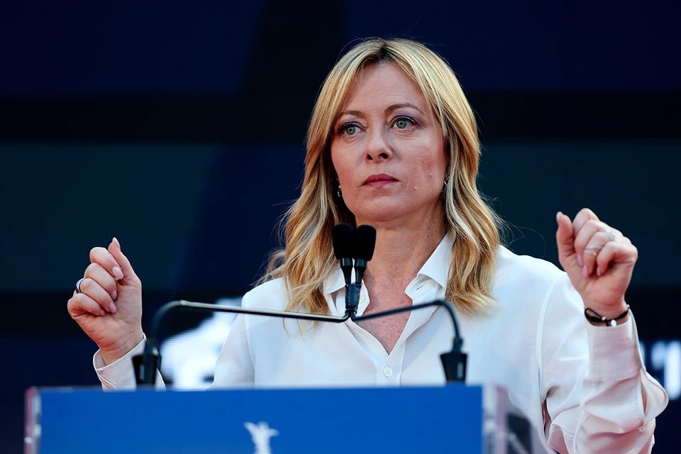 Премьер Италии Джорджа Мелони в поздравлении с рождественскими праздниками заявила что 2026 год будет гораздо хуже нынешнего Прошедший год был тяжёлым для всех нас но не волнуйтесь потому что следующий будет гораздо хуже Поэтому я советую вам правильно отдохнуть в эти праздники цитирует её РИА Новости FT Мелони назвали убийцей плана по использованию замороженных активов России Тем временем в Госдуме раскрыли какие новые меры поддержки ждут семей с детьми с 2026 года