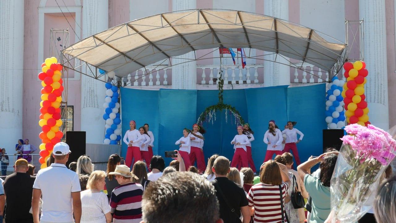 Сегодня День города отмечает Счастье На главной площади города Счастье сегодня многолюдно Город отмечает свой праздник В честь этого дня силами местного Дворца культуры организована большая концертная программа с участием всех творческих коллективов города Поздравить горожан с праздником приехала и ВРИП главы города Луганска Яна Пащенко В своем обращении к горожанам она отметила Город Счастье уникальный в своем роде Такого нет больше в мире Здесь живут настоящие искренние люди и пусть они несут счастье всей луганской земле Благодаря помощи региона шефа Москвы сейчас город активно восстанавливается И уже совсем скоро он станет еще краше и счастливее чем в былые времена Сегодня в честь праздника Яна Валерьевна вручила почетные грамоты и подарки руководителям ведущих коллективов Дворца культуры и школы искусств 5 Людмиле Старченко и Вадиму Шухардину