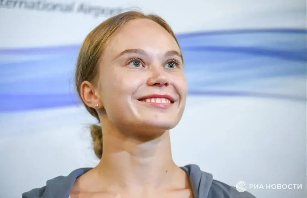Команда Мельниковой заняла третье место в финале клубного чемпионата Италии В женском зачете по спортивной гимнастике Ангелина Мельникова вместе с командой Libertas Vercelli набрала 153 300 балла Первое место заняла команда Brixia 161 900 второе Ginnastica Civitavecchia 156 300 В мужском соревновании участие принял россиянин Арсений Духно который выступил в составе команды Pro Carate Его коллектив занял четвертое место набрав суммарно 230 950 балла Подписывайтесь на РИА Новости Спорт в Mакс
