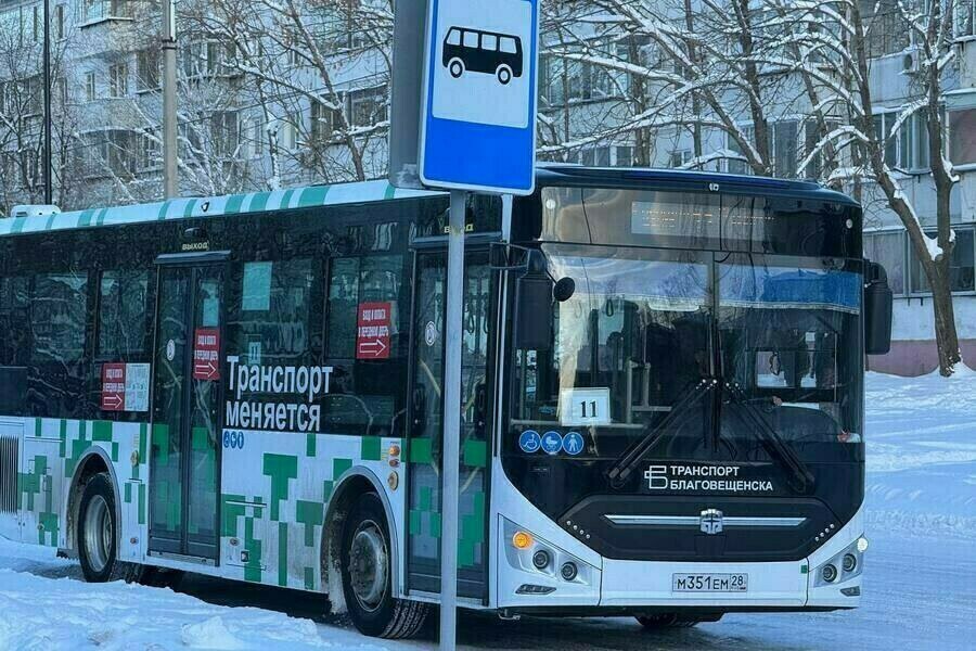 В четверг, 19 декабря, на заключительном в этом году заседании Благовещенской городской думы депутаты утвердили проект решения об установлении мер социальной поддержки граждан по оплате проезда на муниципальном общественном транспорте. В решении предлагается снизить стоимость тарифов на проезд, утвердив его на уровне 42 рубля – это на 4 рубля дороже, чем жители Благовещенска платят сейчас.  Дополнительная мера социальной поддержки предусмотрена также для владельцев Единой транспортной карты – на всех городских маршрутах  муниципальных и частных перевозчиков  скидка по ней составит 3 рубля. Таким образом, стоимость проезда транспортной карте составит 39 рублей, а на маршруте № 1  за исключением поездок по селу Белогорье и поездок до Мухинки  – 53 рубля.  Пенсионеры, не имеющие льгот на проезд, также смогут приобрести ежемесячный проездной билет на маршруты Автоколонны 1275 за 430 рублей, сообщает пресс-служба городской думы.