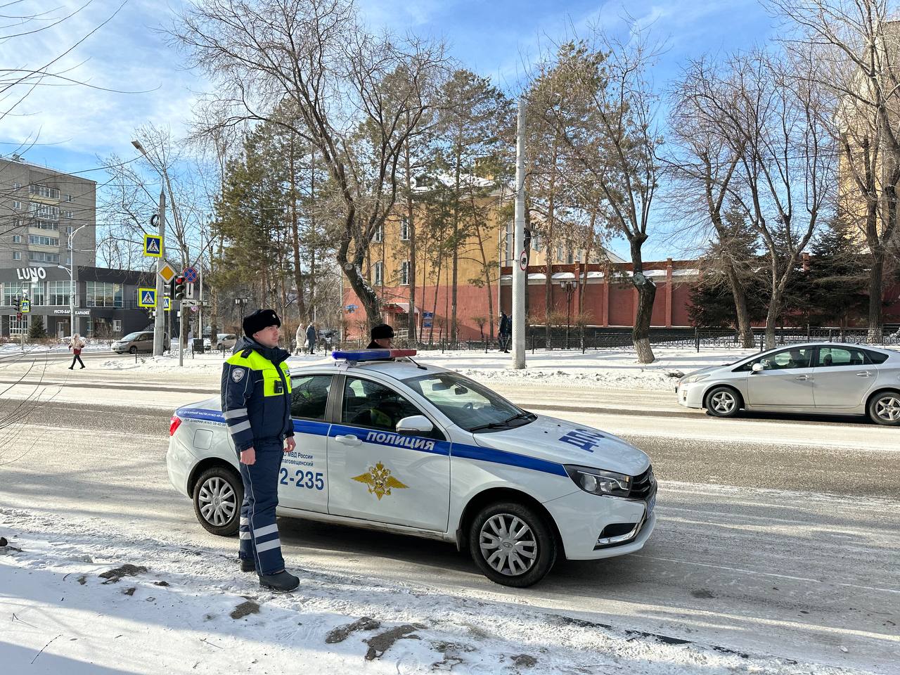 Более сотни пьяных водителей выявили за несколько дней в Приамурье     С 8 по 17 ноября сотрудники Госавтоинспекции проводили профилактическое мероприятие «Нетрезвый водитель!» для предотвращения ДТП, пресечения я грубых нарушений правил дорожного движения со стороны водителей.      А также рейды были направлены на выявление нетрезвых водителей и предупреждение автоаварий по их вине.    За этот период:    - 92 водителя привлечены за управление ТС в алкогольном опьянении;   - 26 - отказались от прохождения мед. освидетельствования;   - 5 - повторно сели за руль нетрезвыми.     Всего инспекторы выявили 2547 нарушений ПДД.     Амурский Минтранс и Госавтоинспекция призывают водителей не садиться выпившими за руль! Не подвергайте опасности себя, своих близких и других участников движения. Не доводите до трагедии.    А если увидели нетрезвого человека за рулём, сообщите об этом правоохранителям. Не забывайте и о системе поощрения сознательных граждан, пишет в своем тг-канале пресс-служба Амурского_Минтранса