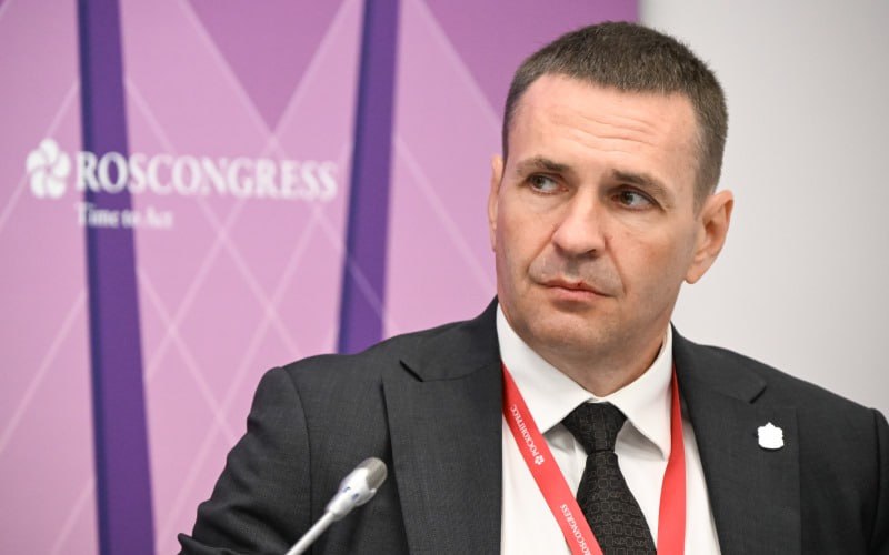 Площадку под аффинажный завод в Хабаровском крае планируют включить в ТОР В Хабаровском крае планируется расширение границ территории опережающего развития ТОР для реализации проекта строительства аффинажного завода в городе Амурске Об этом сообщил губернатор края Дмитрий Демешин Площадка под размещение предприятия уже подобрана Региональные власти намерены включить её в состав ТОР и самостоятельно подготовить техническое задание на разработку технико экономического обоснования Проект предусматривает создание полностью готового для инвестора коробочного решения участок с подключением к инфраструктуре статус ТОР проработанное ТЭО и понятные условия участия Оценочный объём инвестиций в строительство аффинажного завода составляет от 5 до 20 млрд рублей Особый акцент планируется сделать на экологической безопасности применении современных систем газоочистки замкнутого водооборота и безопасной утилизации отходов В настоящее время регион ведёт поиск инвестора и работу с потенциальными поставщиками сырья включая дальневосточные золотодобывающие компании По оценке властей географическое положение и логистика Хабаровского края позволяют обеспечить приём драгметаллов из соседних регионов с минимальными транспортными затратами ХабаровскийКрай Аффинаж ТОР Инвестиции ДальнийВосток