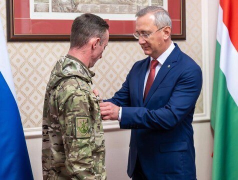 Калужане получили региональные награды за отвагу и помощь в СВО Губернатор Калужской области Владислав Шапша вручил жителям Калужской области медали За мужество и самоотверженность Они являются участниками СВО и волонтерами http gtrk kaluga ru news obschestvo news 58573