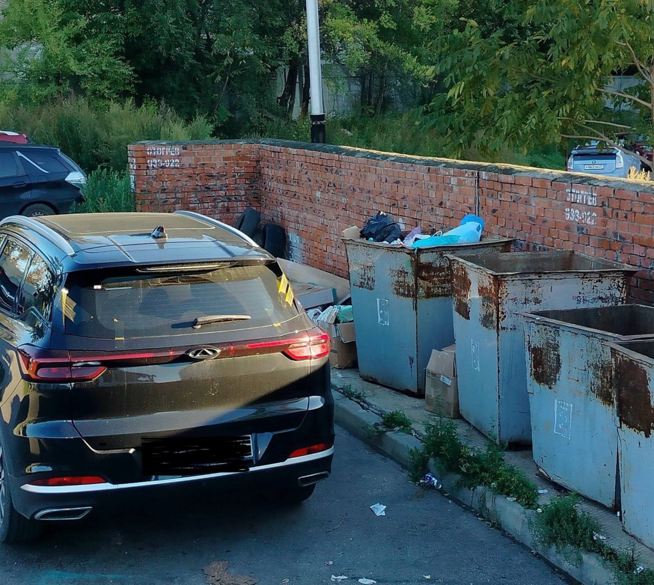 Штрафы за парковку у мусорных контейнеров стали получать хабаровчане Специалисты РегСтройКом стали отправлять в полицию фото и видеодоказательства того как владельцы автомобилей преграждают мусоровозам проезд к контейнерным площадкам Штраф водителям в таких случаях составляет 2000 рублей Письма счастья уже получили первые шесть владельцев машин В РегСтройКом при этом отметили что только с начала сентября зафиксированных случаев непроезда спецтехники выявлено уже более 660 Будь в курсе событий