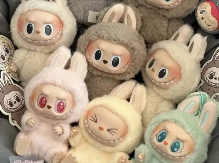 Слово лабубу попало в российские словари неологизмов Лингвисты квалифицируют лабубу как слово с неустоявшимся ударением а норма рода пока не установлена