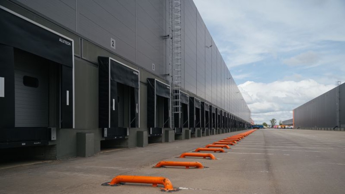 Новый инвестор появился в ТОР Чапаевск Министерство экономического развития и инвестиций Самарской области региона подписало соглашение с новым резидентом территории опережающего развития ТОР Чапаевск Новый инвестор намерен запустить выпуск современных робототехнических комплексов и систем автоматического управления Эти передовые технологии найдут широкое применение в различных отраслях включая промышленность и логистику способствуя повышению эффективности и автоматизации производственных процессов Глава Минэкономразвития региона Павел Финк подчеркнул значимость данного проекта для Чапаевска Новый проект это инвестиции для экономики Чапаевска рабочие места и налоги для развития социальной сферы подчеркнул министр Задача всей нашей команды во главе с губернатором Вячеславом Андреевичем Федорищевым создавать условия для комфортной работы и динамичного развития бизнеса обеспечивать инвесторам и предпринимателям эффективную поддержку Успехи уже действующих ТОР в Тольятти и Чапаевске наглядно демонстрируют эффективность выбранной стратегии На сегодняшний день в этих территориях зарегистрировано 77 компаний резидентов из которых 68 базируются в Тольятти а 9 в Чапаевске Общий объем инвестиций вложенных бизнесом в создание предприятий достиг внушительной суммы в 41 9 миллиарда рублей Эти вложения позволили создать 14 6 тысяч новых рабочих мест а резиденты уже выплатили 6 1 миллиарда рублей налогов Параллельно с развитием ТОР Минэкономразвития Самарской области активно работает над привлечением инвесторов в новый промышленный парк Самара Расположенный в Красноглинском районе областной столицы этот современный объект будет ориентирован на предприятия электронной приборостроительной пищевой и строительной отраслей Создание индустриального парка Самара призвано стать мощным драйвером для привлечения частных инвестиций создания более 3000 новых рабочих мест и существенного увеличения налоговых поступлений в региональный бюджет Главная цель работы нашей команды во главе с губернатором Вячеславом Андреевичем Федорищевым не просто привлекать инвесторов а создать условия при которых их производства будут конкурентоспособными на российском и международном рынках подчеркнул врио вице губернатора Самарской области Антон Емельяненко Новый промпарк Самара это еще один наш перспективный проект Мы уже ведем переговоры с потенциальными инвесторами и планируем что в следующем году первые резиденты зайдут на площадку Стоит отметить что Самарская область планомерно развивает сеть индустриальных и логистических парков В эту сеть уже входят такие объекты как промпарки Преображенка и Чапаевск а также логистические площадки Преображенка 2 и Новосемейкино что свидетельствует о комплексном подходе к развитию инфраструктуры для бизнеса тг канал Минэкономразвития Самарской области ГТРК Самара MAX lВК lОК lСАЙТ