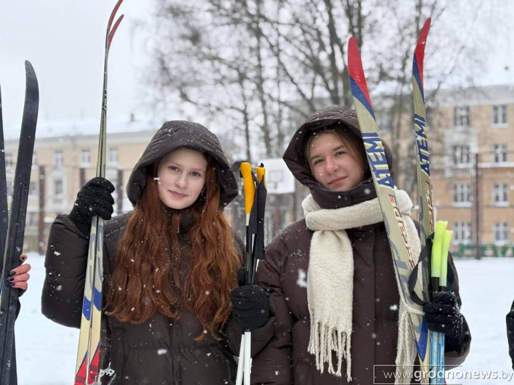 В школах и гимназиях Гродно открыли катки Уже сегодня действуют 27 зимних площадок на территориях школ и гимназий по всему городу Локации открыты для всех и для озорной детворы и для взрослых Всего на этот зимний сезон обустроят 6 хоккейных коробок 21 ледовый каток и свыше 30 лыжных трасс  Позаботились и о любите лях лесных прогулок для ко торых подготовленалыжная трасса длиной 2400 метров в Пышках и 600 метров в Румлево Подробнее   Поддержать канал бустами Inst TikTok ВК OK FB