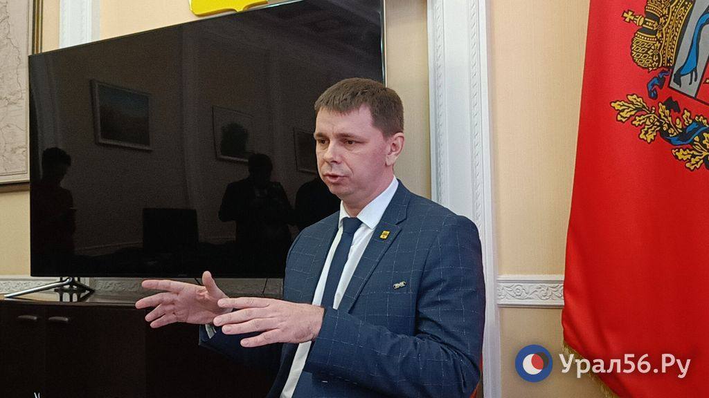 Оренбург начальник управления пассажирского транспорта города Игорь Тейковцев покидает свой пост Начальник управления пассажирского транспорта Оренбурга Игорь Тейковцев покидает свою должность Об этом он рассказал Урал56 Ру Я принял решение покинуть должность руководителя управления пассажирского транспорта Это мое добровольное решение Я думал об этом с марта 2025 года когда мне поступило интересное предложение о трудоустройстве из столичного региона Я долго думал и принял такое решение  Подписаться на наш канал   www ural56 ru news 752023